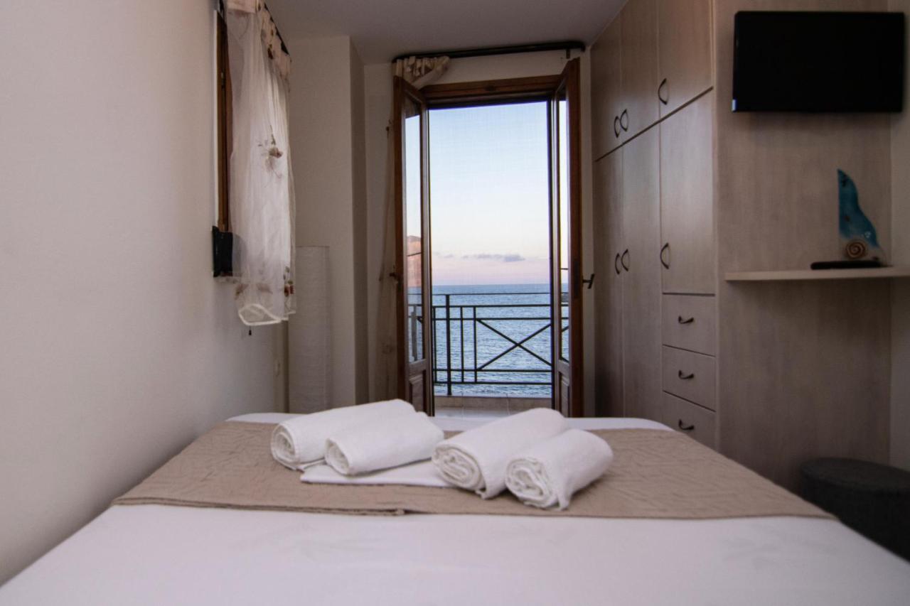 The Island House - Family Size Apt - Overlooking The Aegean - 3 Steps From The Beach Mókhlos Ngoại thất bức ảnh