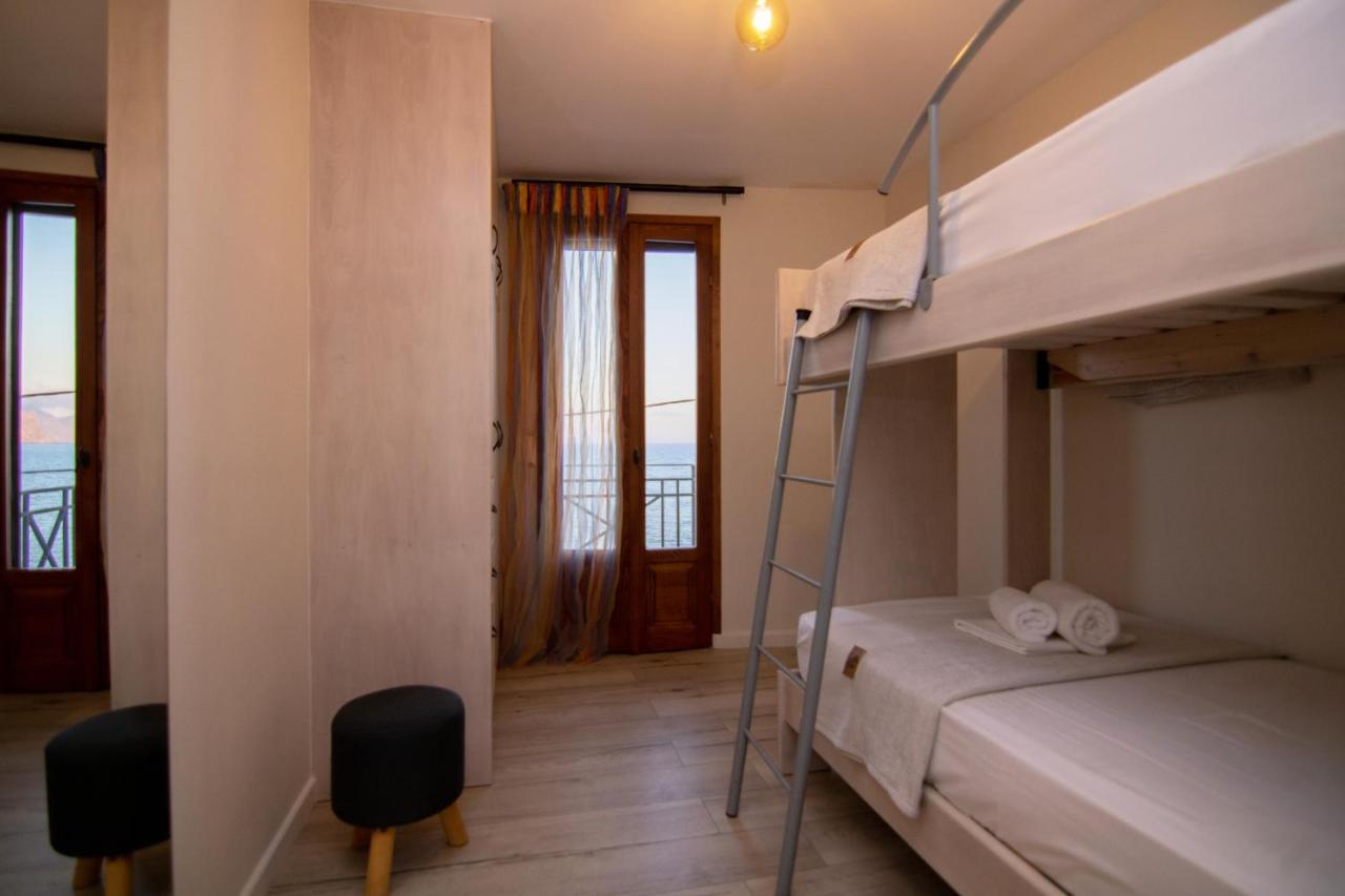 The Island House - Family Size Apt - Overlooking The Aegean - 3 Steps From The Beach Mókhlos Ngoại thất bức ảnh